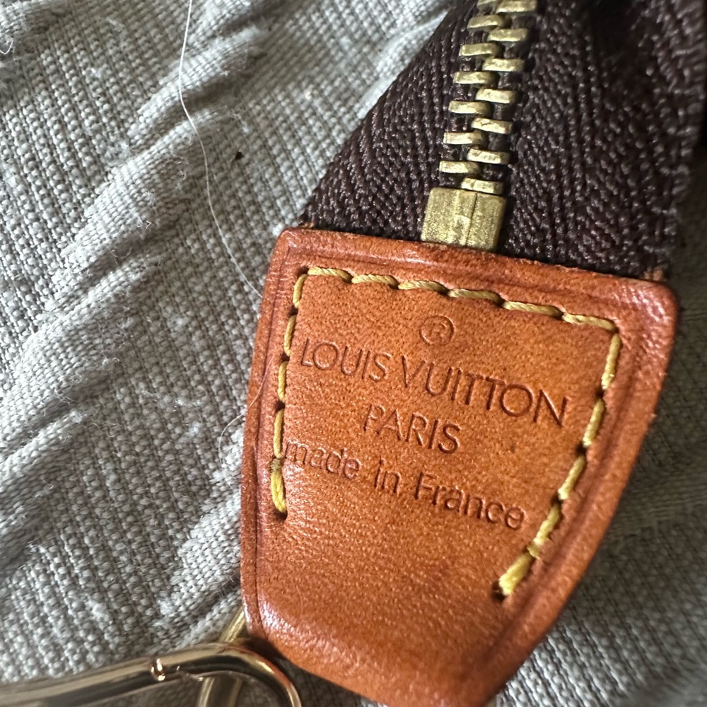 Louis Vuitton pochette with coa - Picture 2 of 9